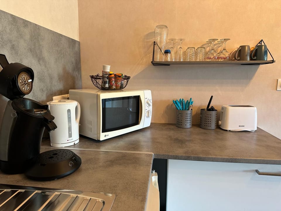 Coffee/tea facilities, Kitchen or kitchenette, microwave, toaster