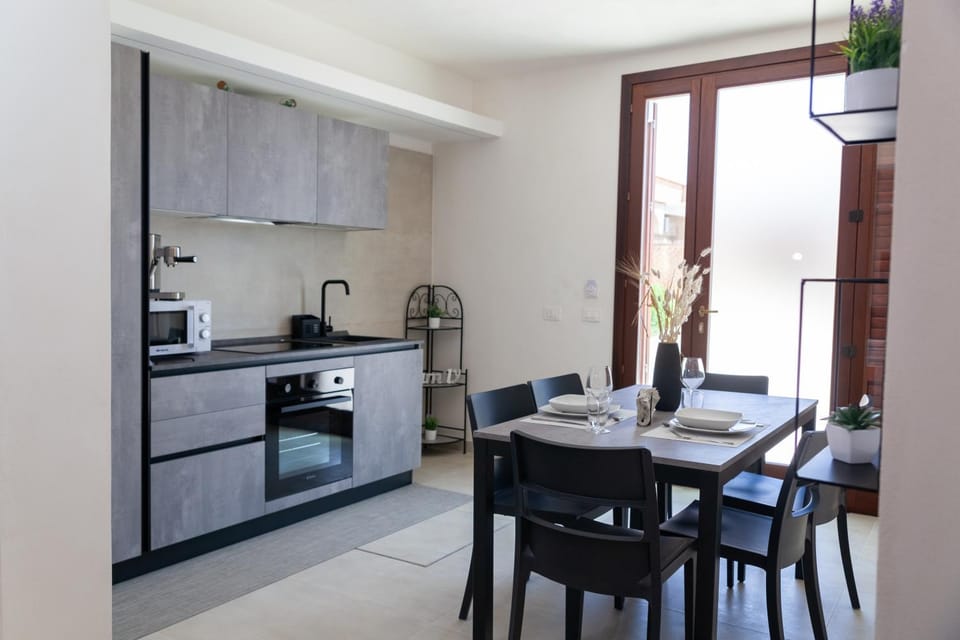 Coffee/tea facilities, Kitchen or kitchenette, Dining area, minibar, oven, stove