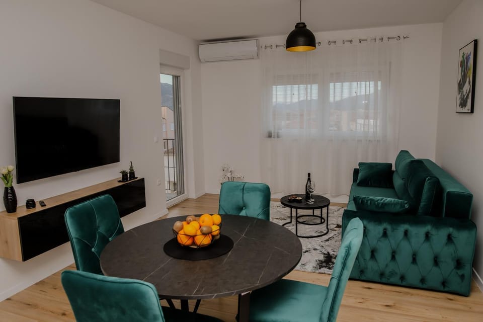 TV and multimedia, Living room, Seating area, Dining area, air conditioner