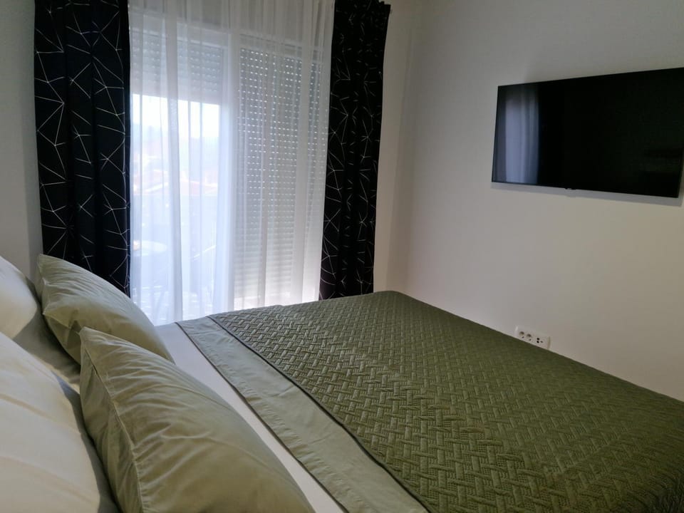 Bed, TV and multimedia, Bedroom