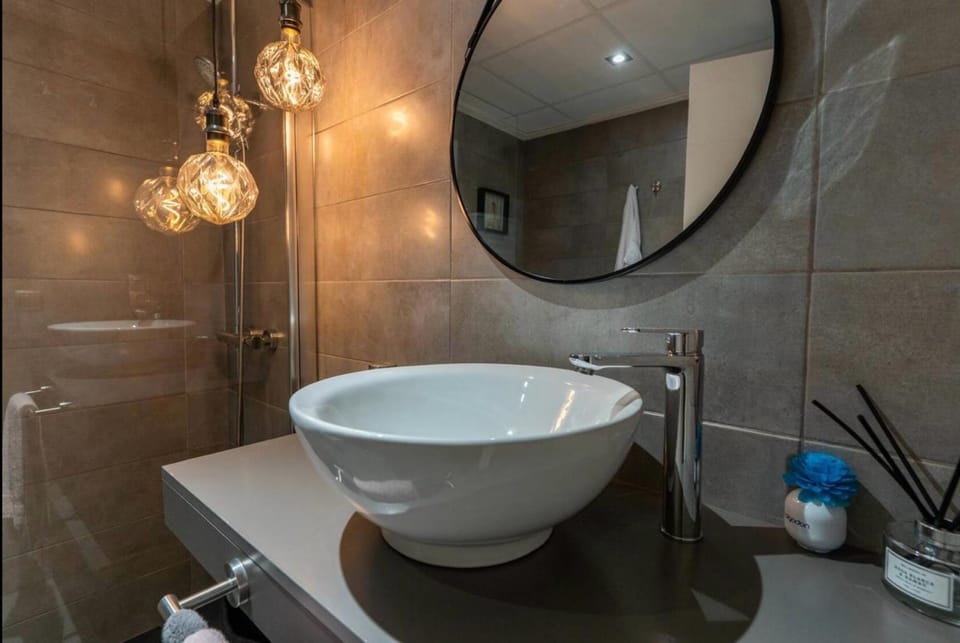 Shower, Toilet