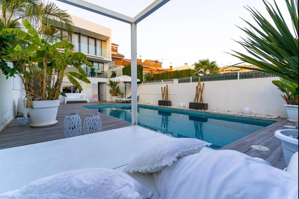 Property building, Pool view, Swimming pool, Swimming pool, sunbed
