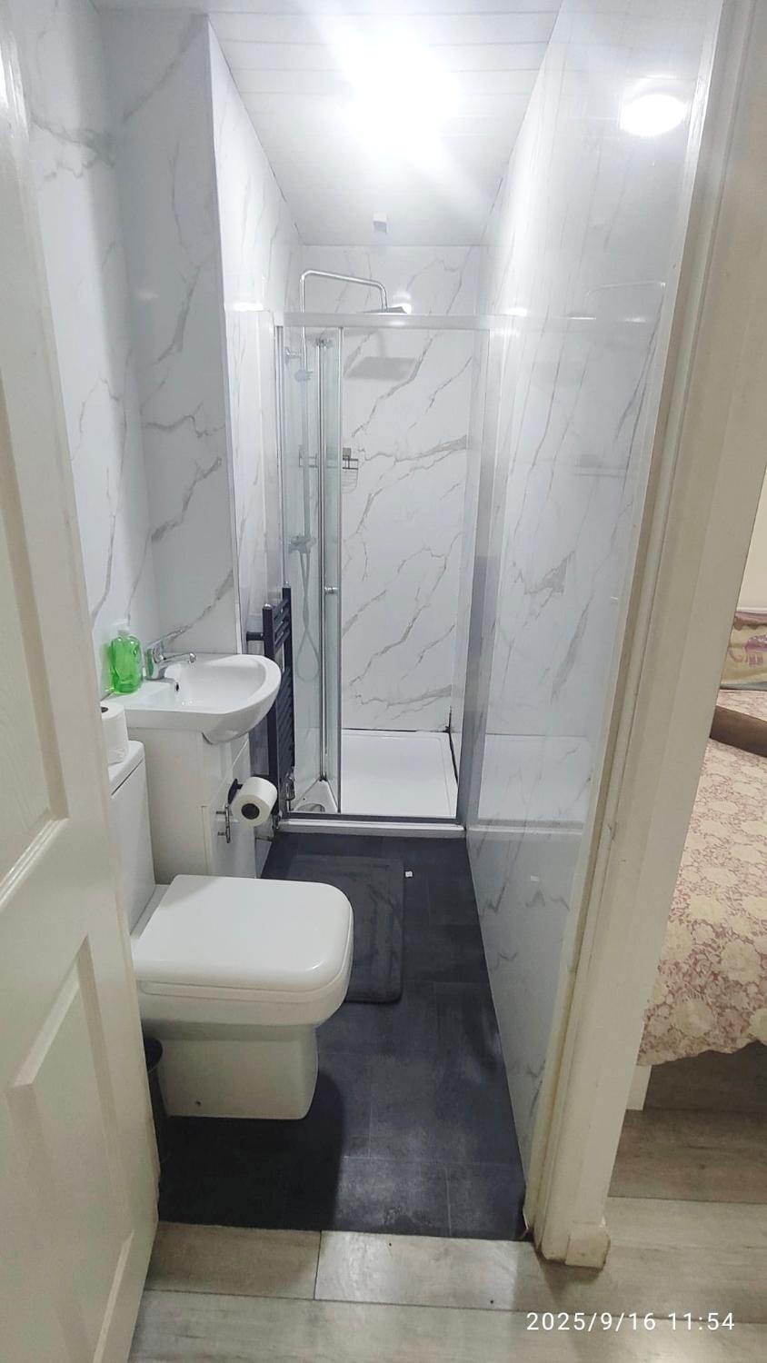 Ensuite room free parking Vacation rental in Leicester