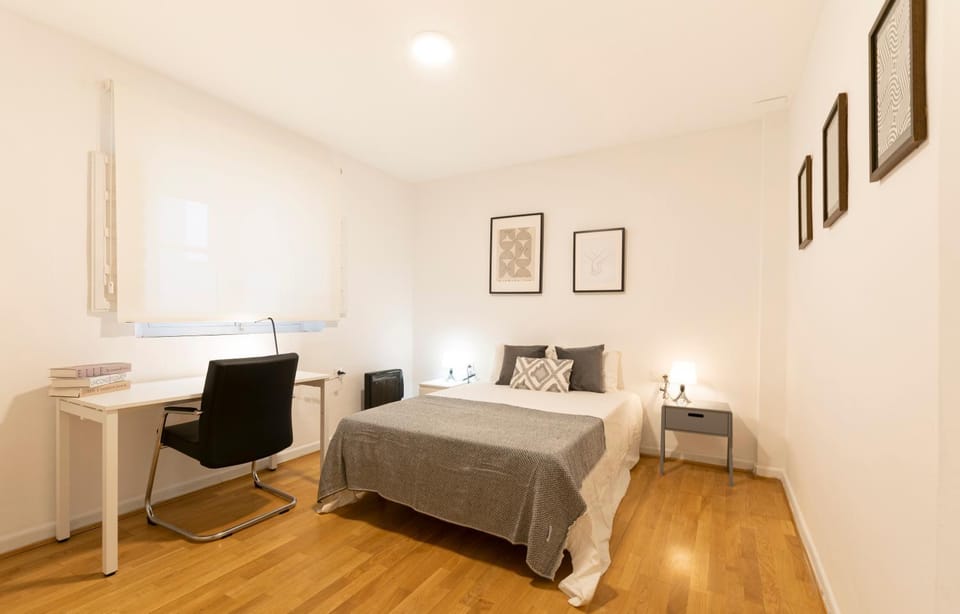 Photo of the whole room, Bedroom
