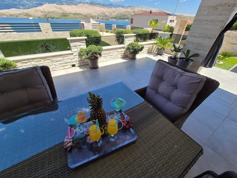 Apartmani Roberta Pag -obiteljska kuća prizemnica sa 2 odvojena apartmana od toga jedan moderan luxuzniji, pogled na more sa velikih terasa, dvosobni apartmani Apartment in Zadar County