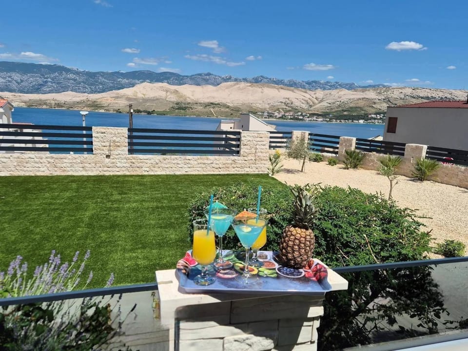 Apartmani Roberta Pag -obiteljska kuća prizemnica sa 2 odvojena apartmana od toga jedan moderan luxuzniji, pogled na more sa velikih terasa, dvosobni apartmani Apartment in Zadar County
