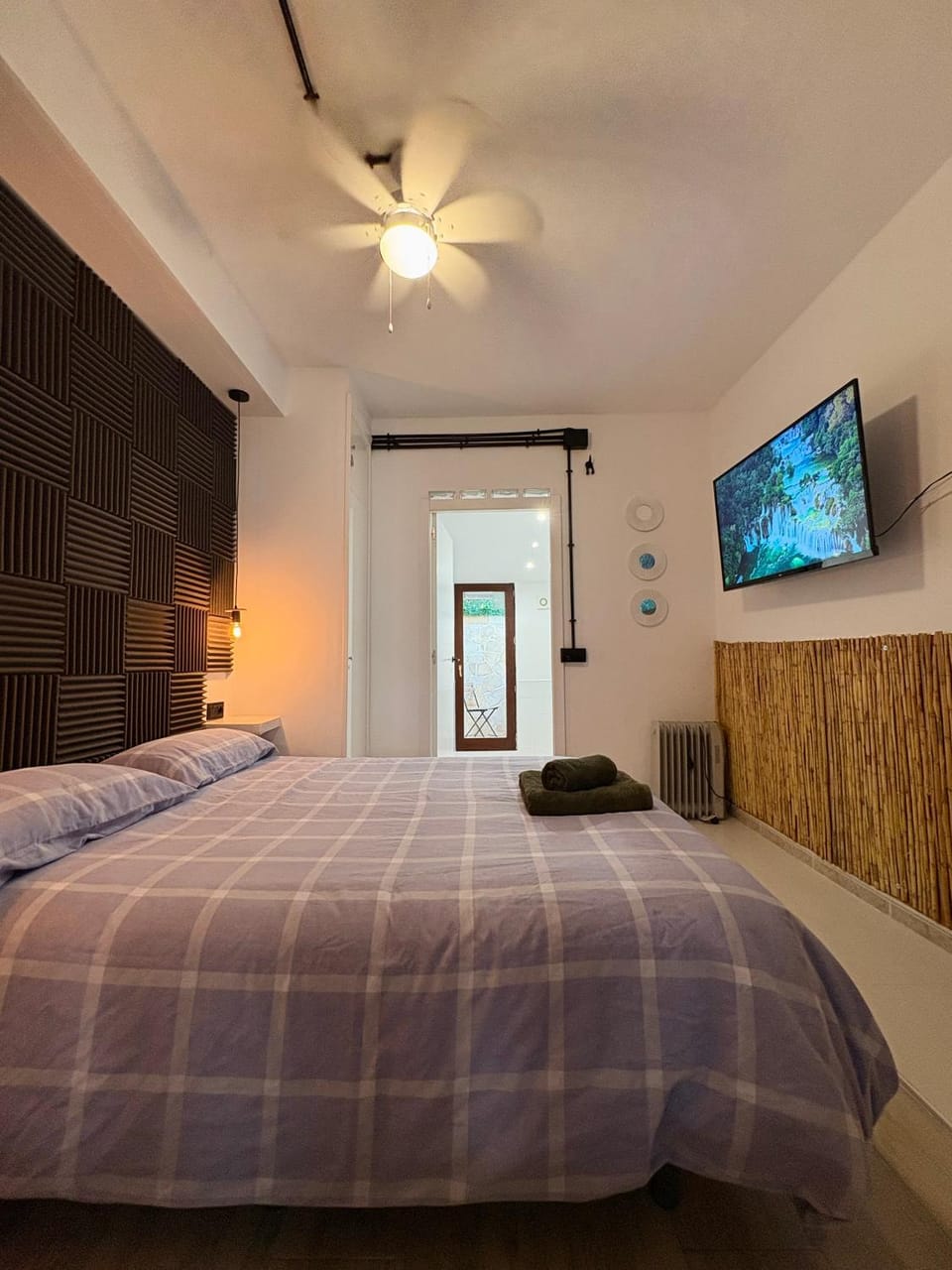 Bed, TV and multimedia, Photo of the whole room, Bedroom