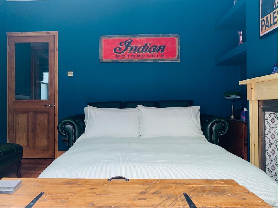 Bed, Seating area
