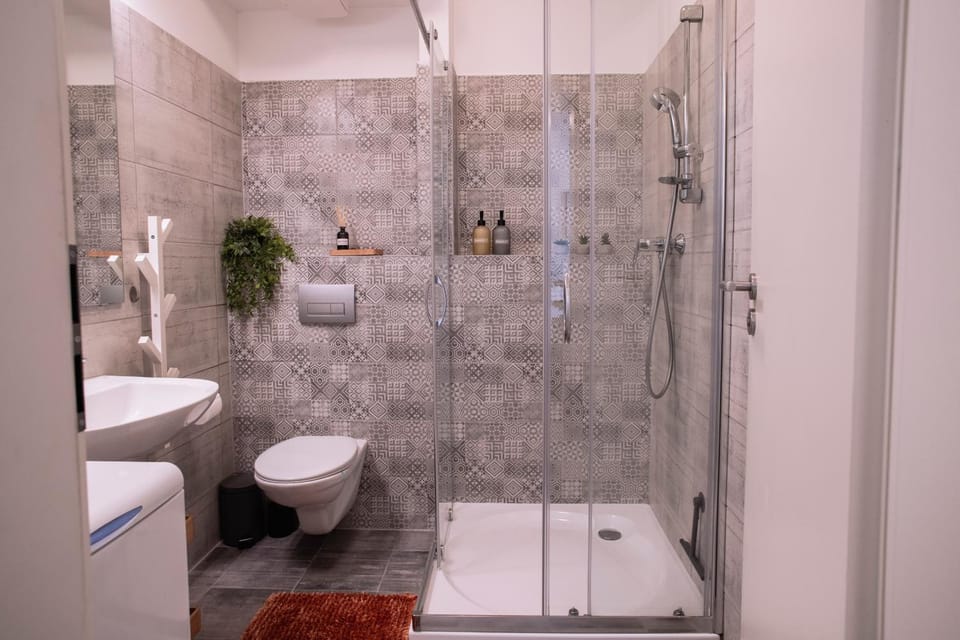 Shower, Toilet, Bathroom, towels