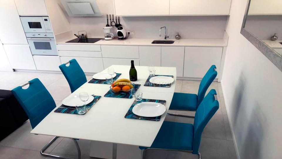 Communal lounge/ TV room, Kitchen or kitchenette, Living room, Seating area, Dining area, minibar, pet friendly, stove