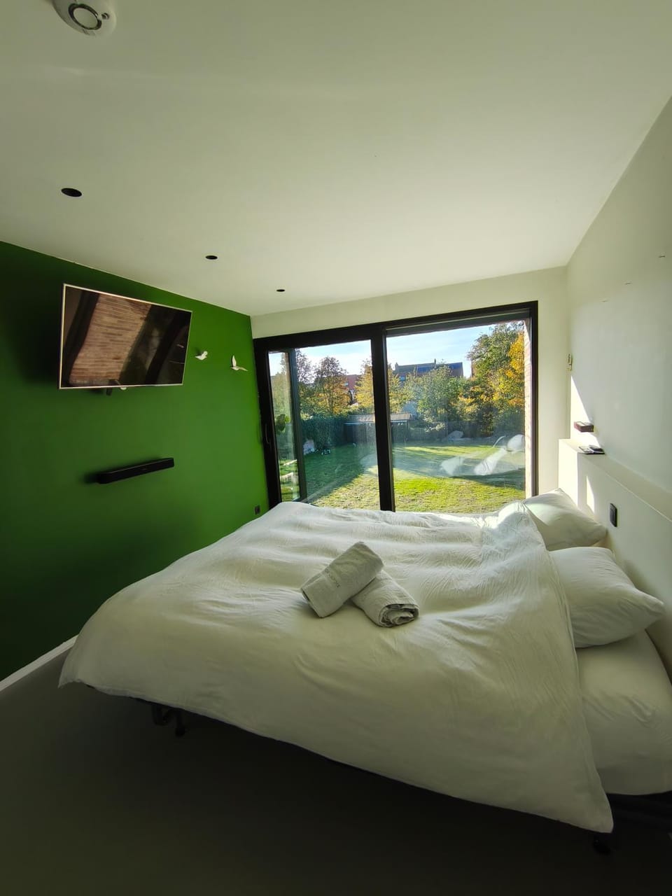 Bed, TV and multimedia, Photo of the whole room, Bedroom, towels