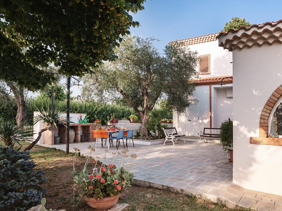 Property building, Garden, Seating area, Dining area, Garden view