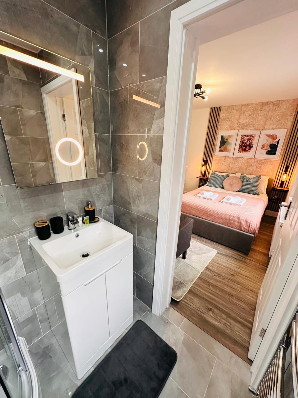 Stylish En-Ensuite Private Room with own Kitchenette in Birmingham - Halesowen R4 Bed and Breakfast in Oldbury