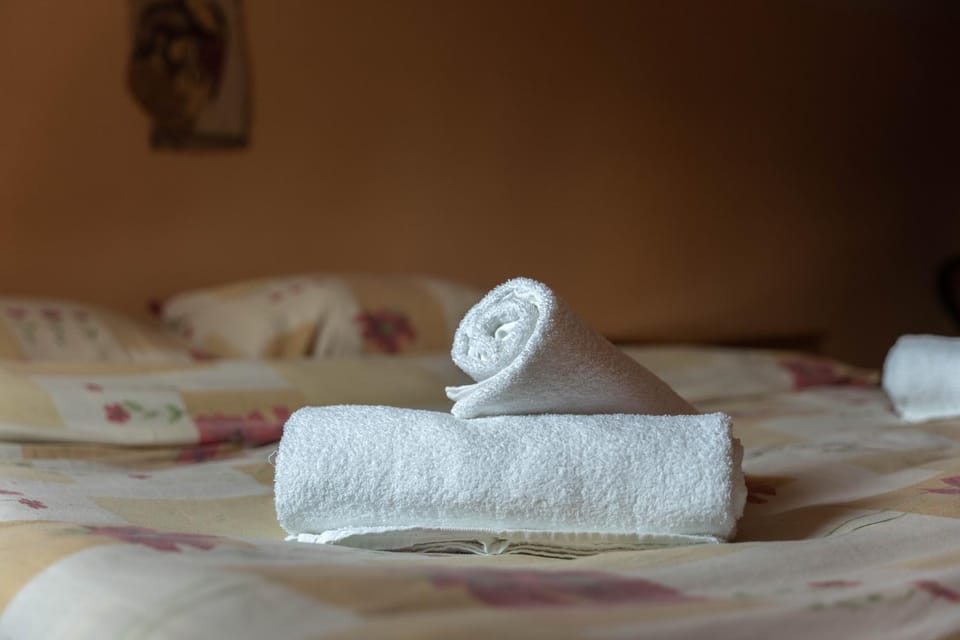 Bed, Bedroom, towels