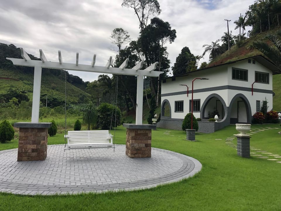 Casa no Sítio Toca da Onça com Piscina, Saúna, Hidro Massagem, Sala de Jogos, Lago, Wi-fi House in State of Espírito Santo, Brazil