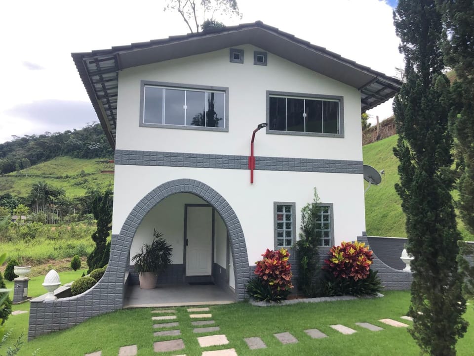 Casa no Sítio Toca da Onça com Piscina, Saúna, Hidro Massagem, Sala de Jogos, Lago, Wi-fi House in State of Espírito Santo, Brazil