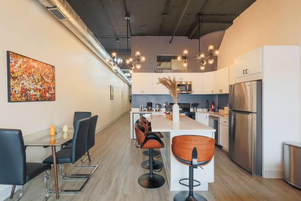 McCormick 3Br/2Ba Luxury Suite for up to 8 guests with Optional Parking and Gym access Apartment in South Loop