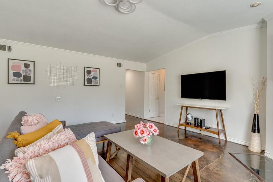 Serene 5BR 2BA Winter Home with Hot Tub & Fire Pit House in Irving