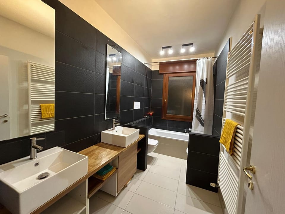 Shower, Toilet, Bathroom, Bath, towels