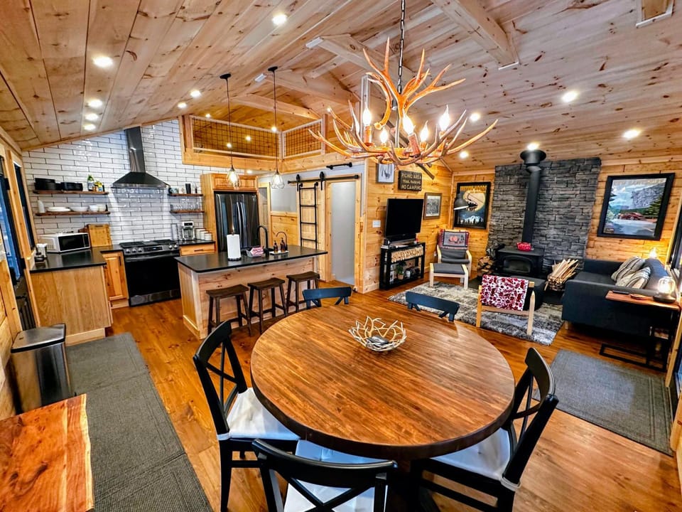 5R Cozy log chalet in fantastic location. Ski, snowshoe, fish, explore! AC, pet friendly! House in Bethlehem