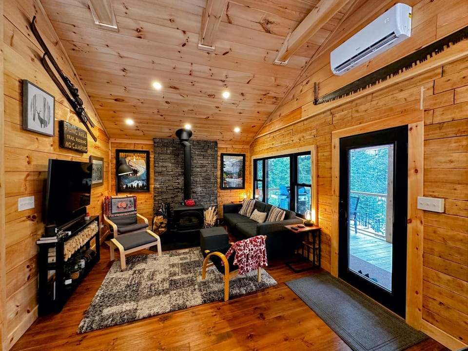 5R Cozy log chalet in fantastic location. Ski, snowshoe, fish, explore! AC, pet friendly! House in Bethlehem