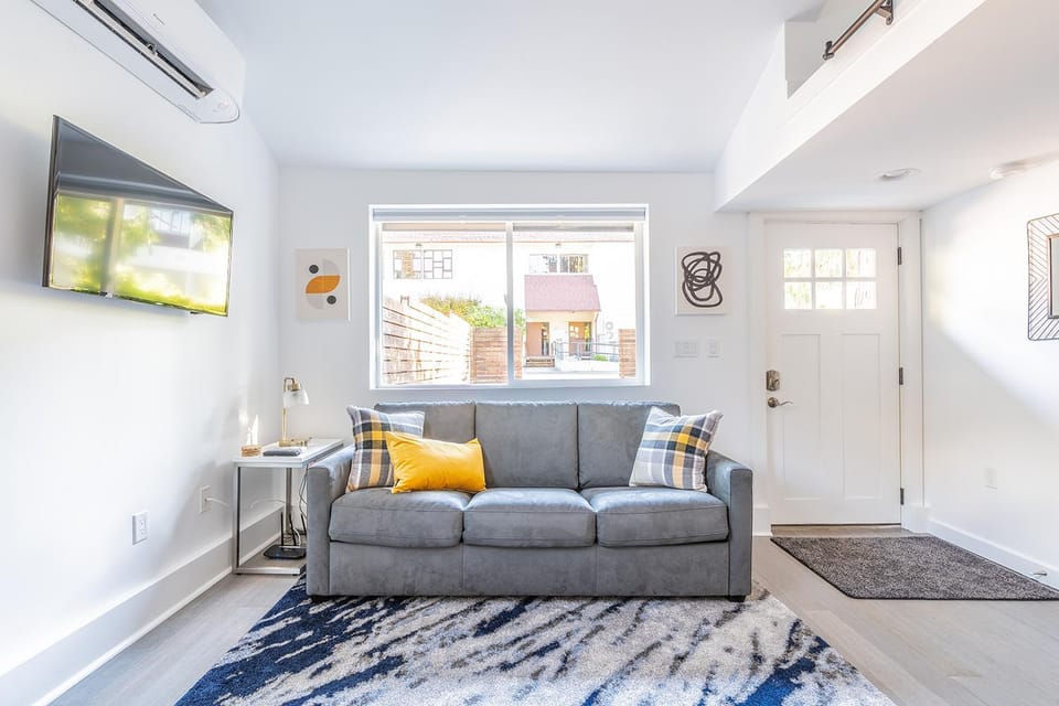 TV and multimedia, Living room, Seating area, internet, air conditioner