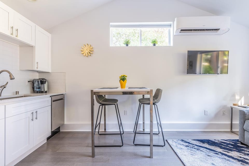 Dining area, air conditioner, air conditioner