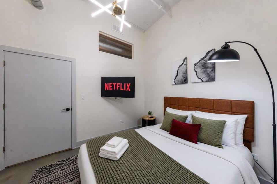 Luxury 6BR Loft Suite Perfect for 12 Guests with Skyline Views, Optional Parking and Gym Access Near McCormick Place and Soldier Field Apartment in South Loop