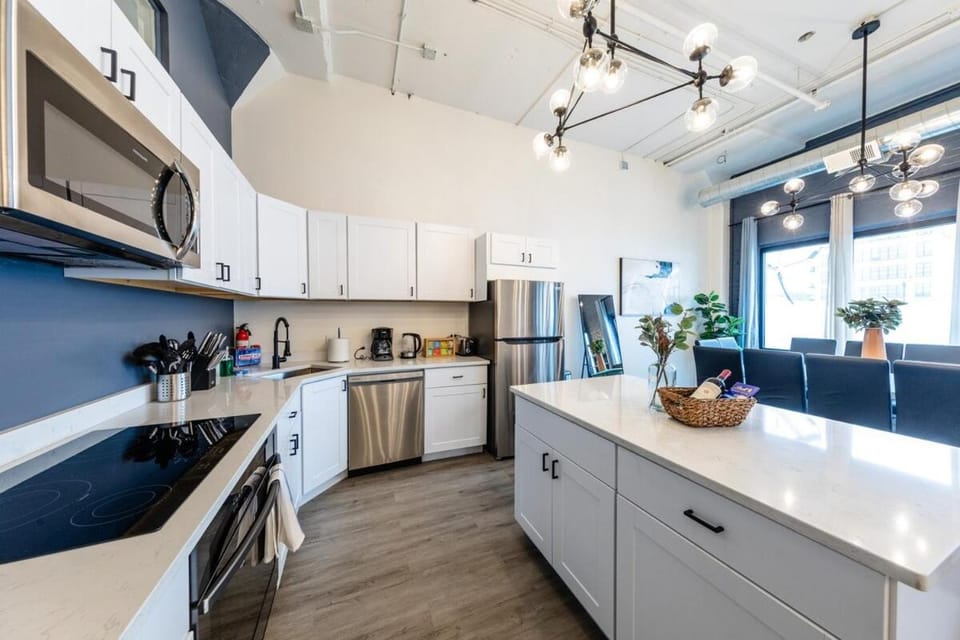 Luxury 6BR Loft Suite Perfect for 12 Guests with Skyline Views, Optional Parking and Gym Access Near McCormick Place and Soldier Field Apartment in South Loop
