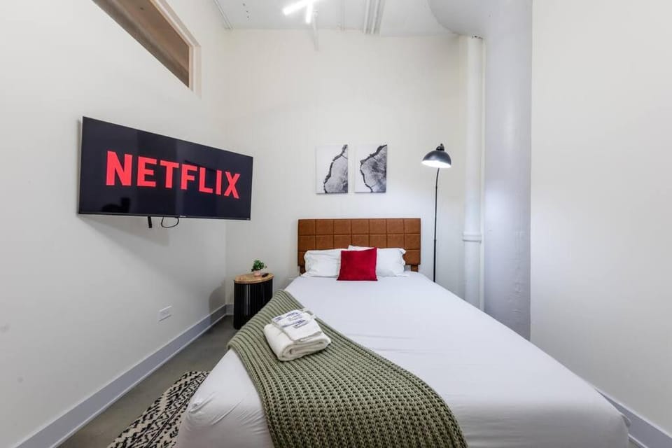 Bed, TV and multimedia, Photo of the whole room, Bedroom, towels