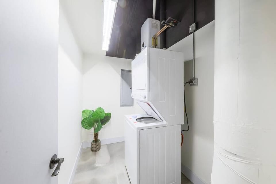 Kitchen or kitchenette, washing machine, dryer, air conditioner