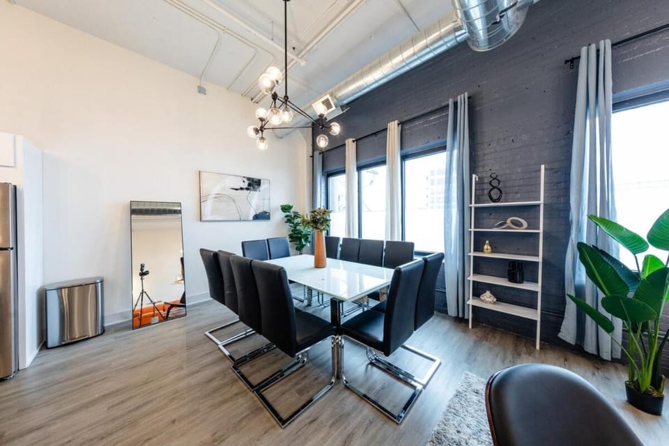 Luxury 6BR Loft Suite Perfect for 12 Guests with Skyline Views, Optional Parking and Gym Access Near McCormick Place and Soldier Field Apartment in South Loop