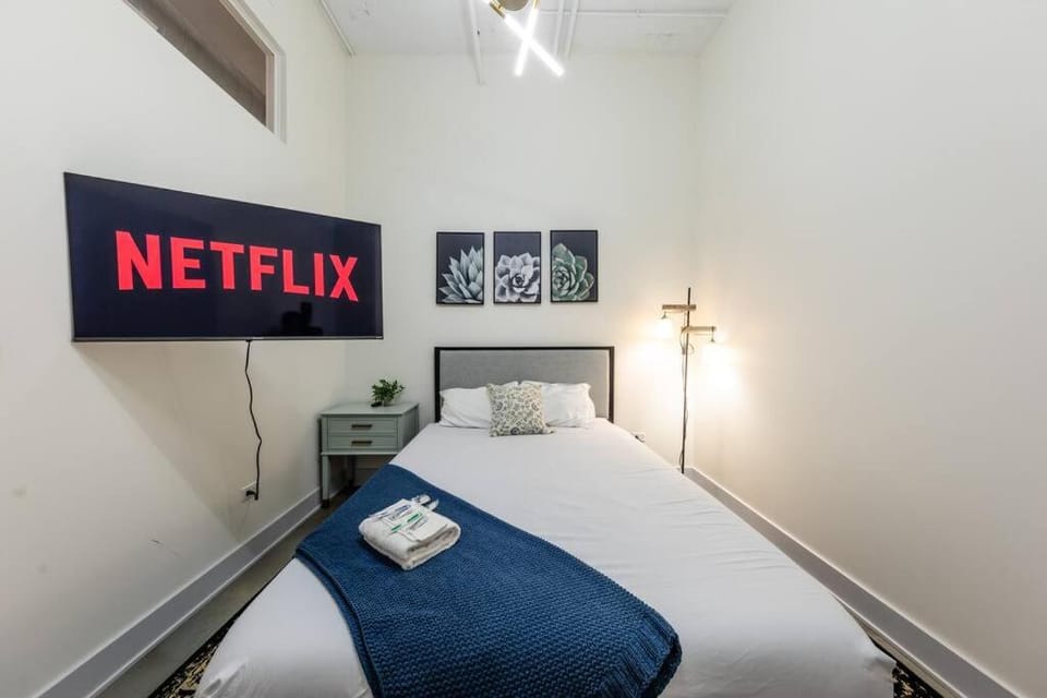 Bed, TV and multimedia, Photo of the whole room, Bedroom