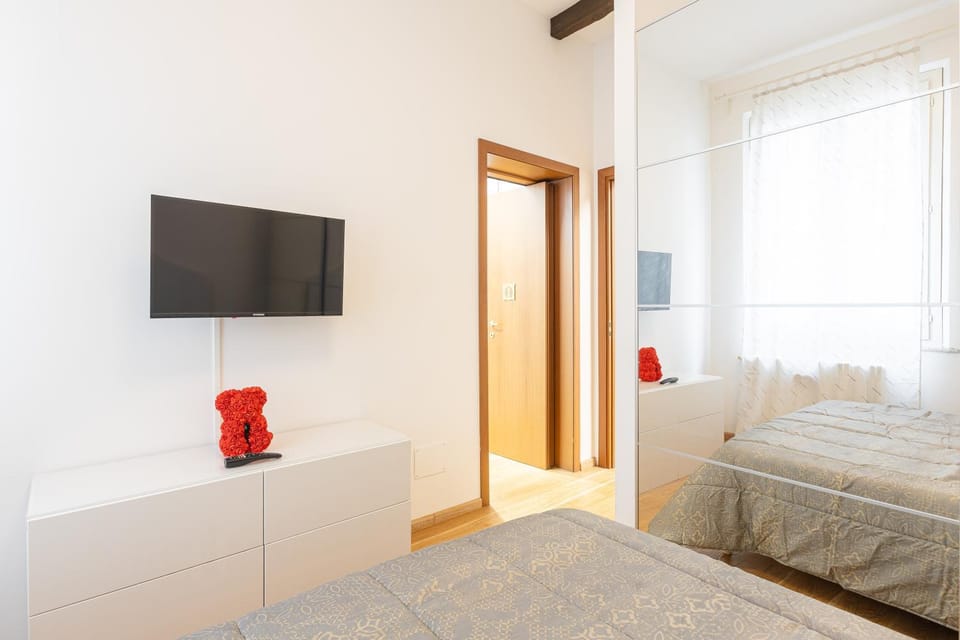 Bed, TV and multimedia, Bedroom