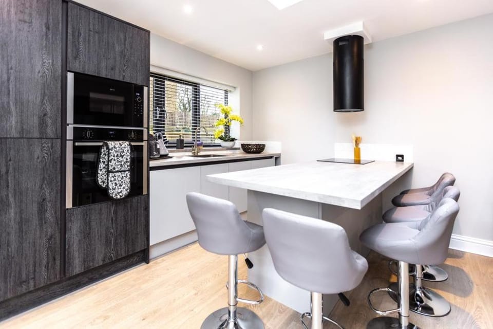 New, modern 4 bed, 3 bath house ,free parking House in Oxford