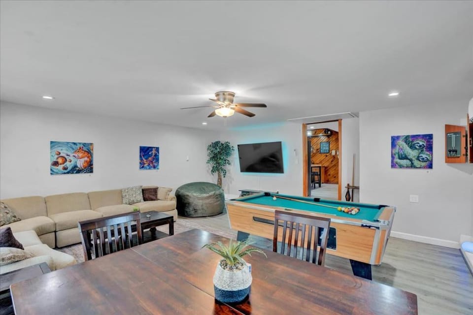 Log Cabin and Guest House Sleeps 18 2 Game Rooms Cabin in Tunkhannock Township