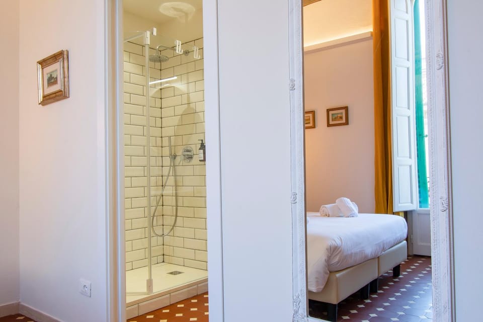 Shower, Bed, Bathroom, Photo of the whole room, Bedroom, towels