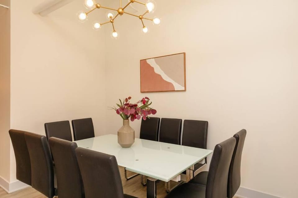 Spacious 5BR Luxury Suite Perfect for Groups with Gym Access and Optional Parking Near McCormick Place, Grant Park and Soldier Field Apartment in South Loop