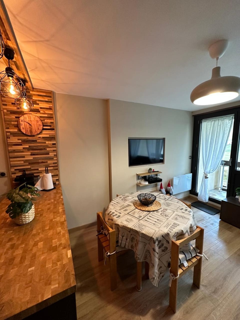 TV and multimedia, Living room, Dining area