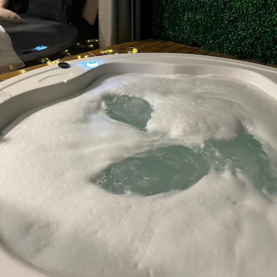 Hot Tub, Bedroom
