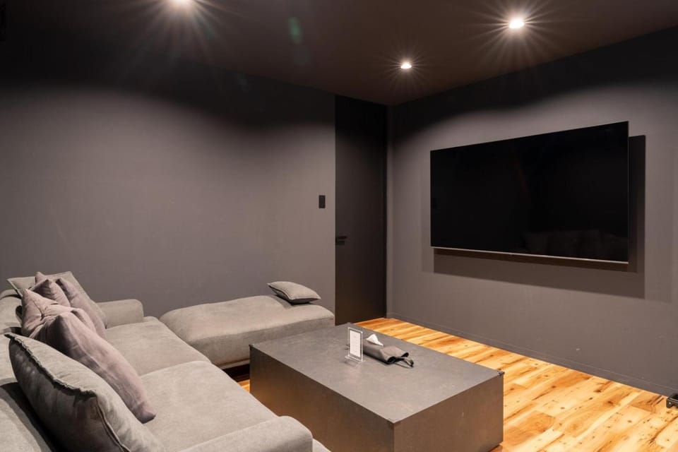 Communal lounge/ TV room, TV and multimedia, Living room, Seating area, Evening entertainment