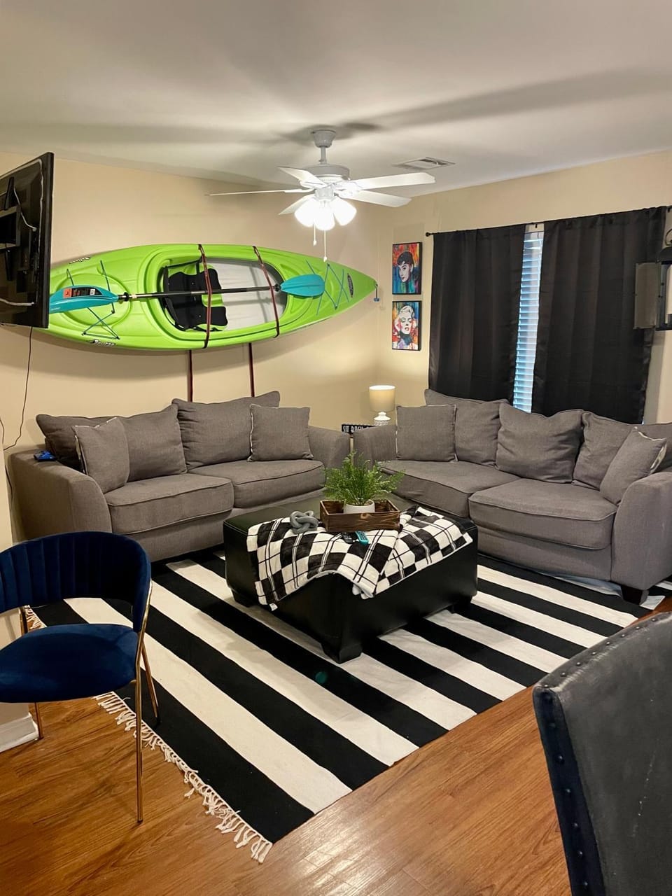 Living room, Seating area, Sports, fireplace