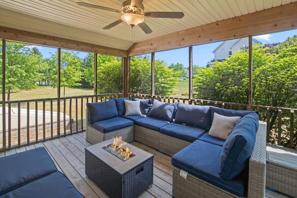 Delight: Bold & Bougie! Sleeps 12! Downtown Boyne House in Boyne City