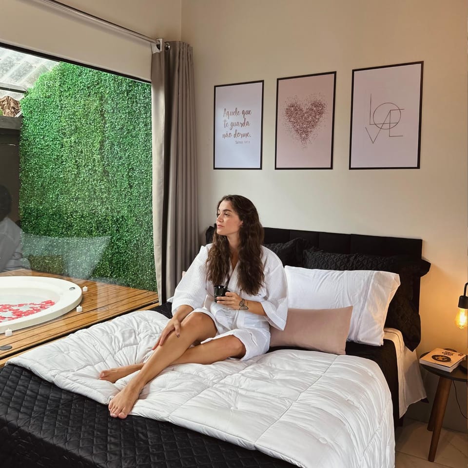 Bed, Decorative detail, Bedroom, Guests