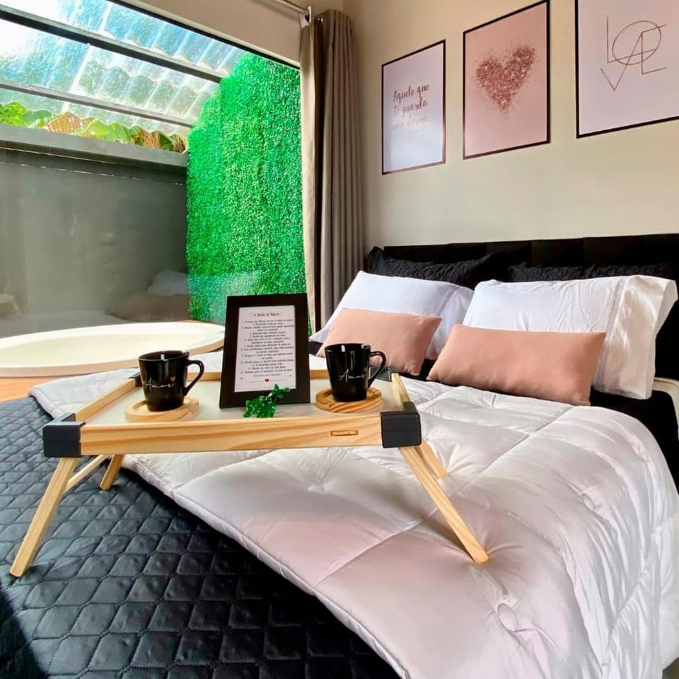 Bed, Coffee/tea facilities, Photo of the whole room, Decorative detail, Bedroom