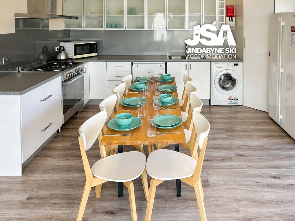 Kitchen or kitchenette, Dining area, dishwasher, oven, stove, toaster, washing machine