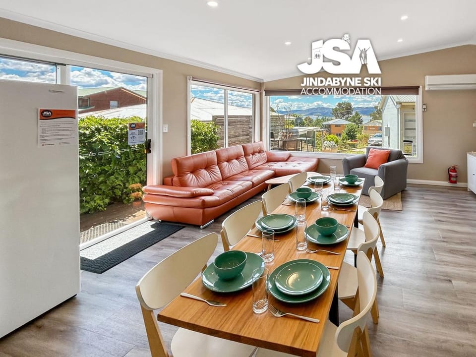 Living room, Seating area, Dining area, air conditioner