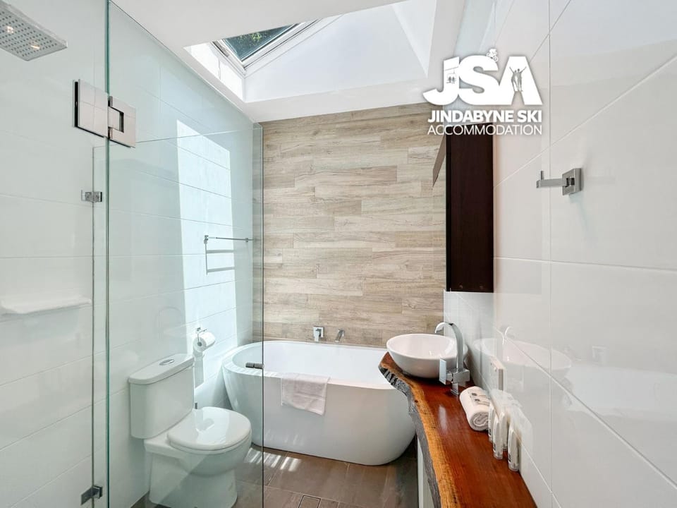Shower, Toilet, Bathroom, Bath