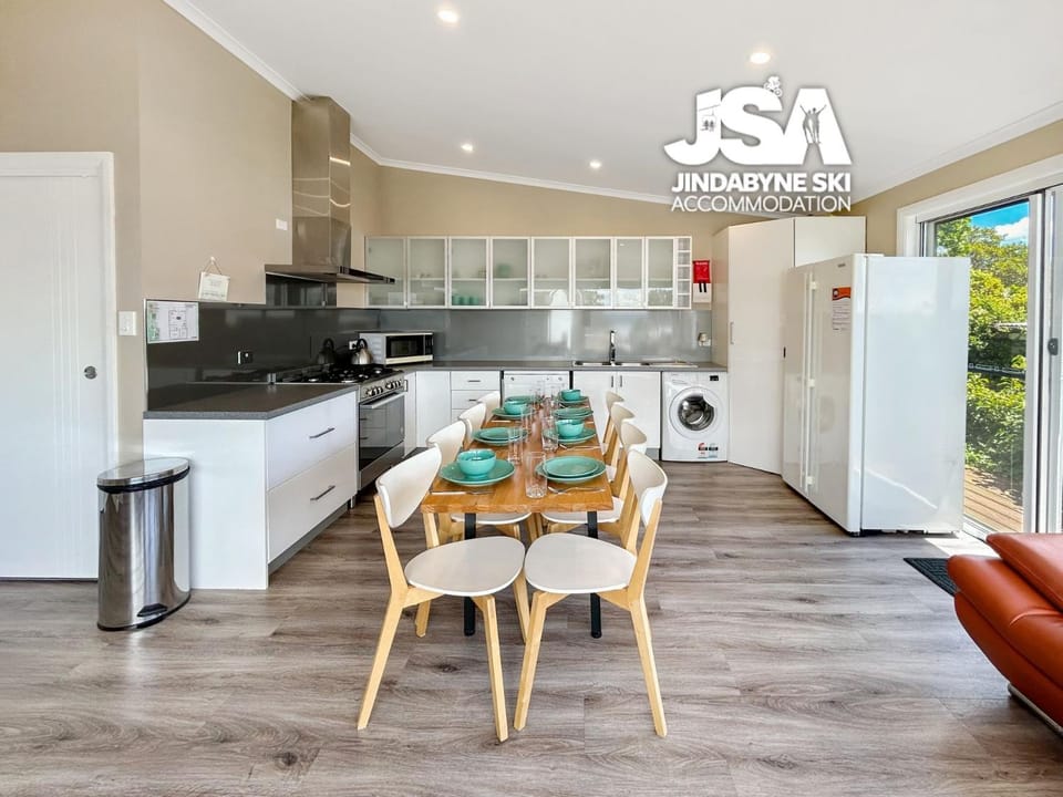 Kitchen or kitchenette, Seating area, Dining area, dishwasher, oven, stove, toaster, washing machine