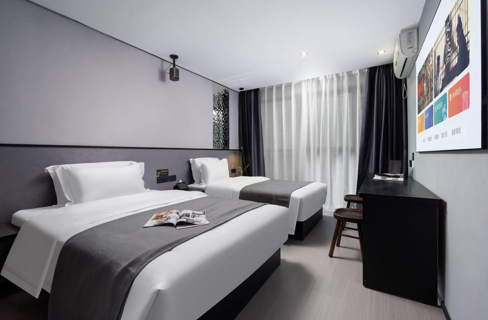 TV and multimedia, Photo of the whole room, Bedroom